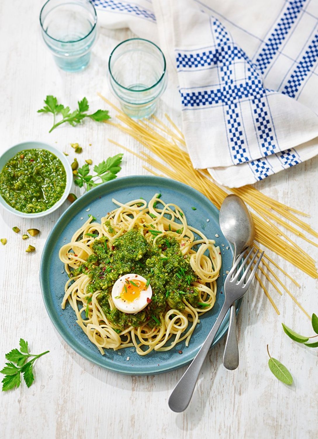 Linguine au pesto de pistaches et oeufs mollets