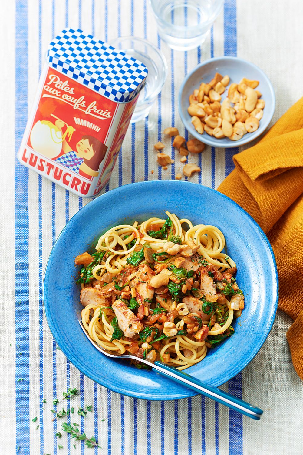 Poêlée de linguine au poulet rôti, aux noix de cajou et aux fanes de radis