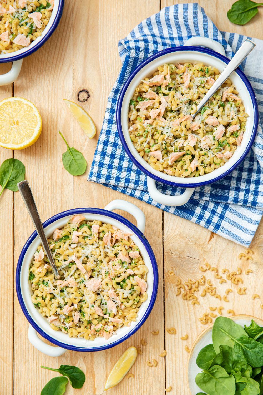 Coquillettes au saumon et aux épinards